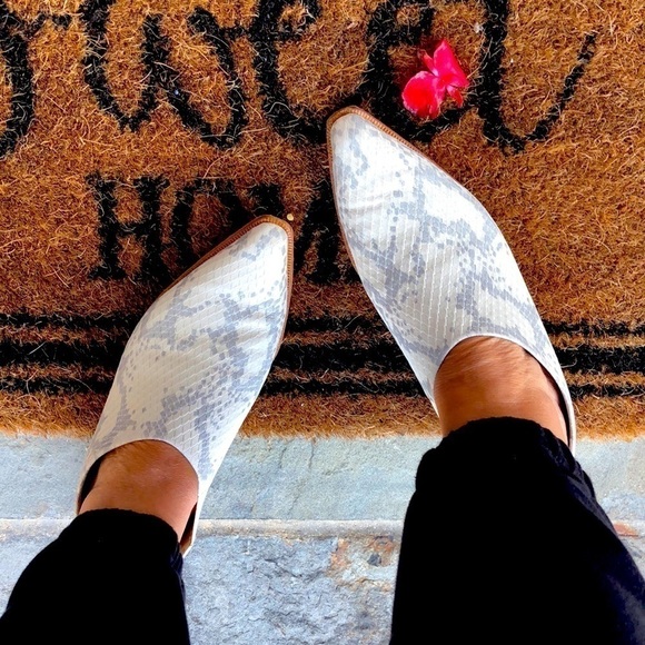 VIA SPIGA Snakeskin Print Bootie Slip On White 8.5 - Picture 3 of 11